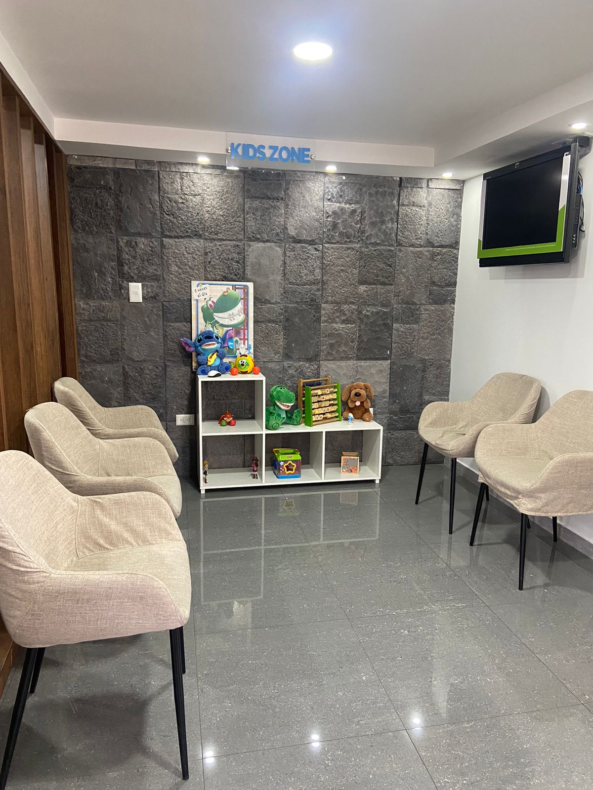 Equipo de VC DOLPHIN BLUE DENTAL CENTER
